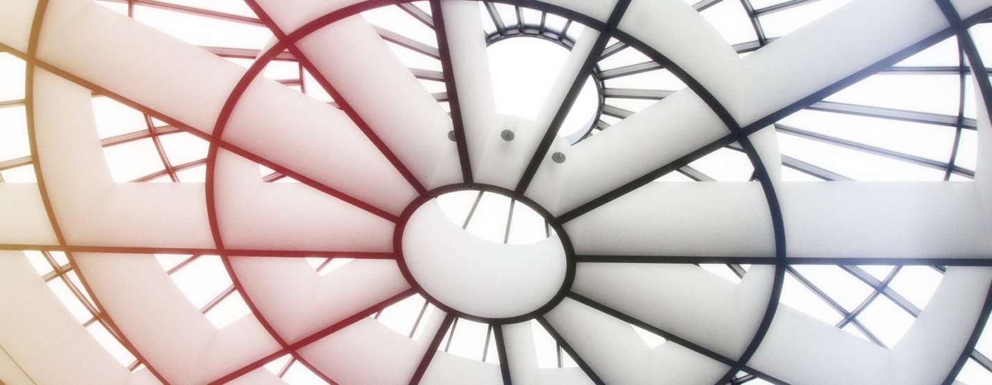 beleuchtetes Glasdach der Pinakothek der Moderne als Symbol für Kunst und Kultur in München