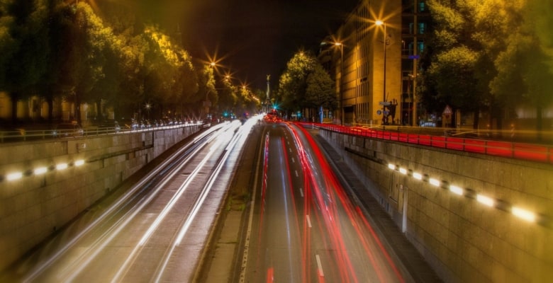 Straße in München bei Nacht mit Lichtern