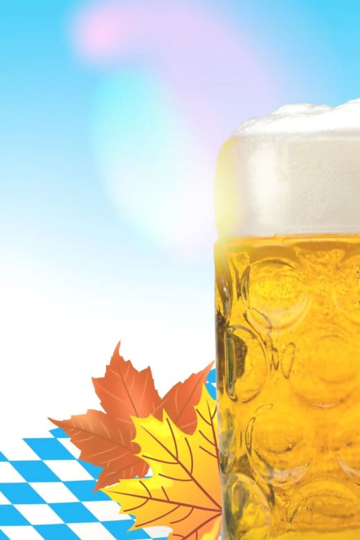 Bierkrug vor bayerischer Flagge neben Brezen als Symbol für das Münchner Oktoberfest