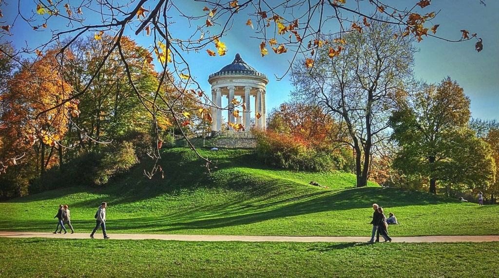 Der Englische Garten darf bei einem Spaziergang in den Parks und Gärten in München nicht fehlen
