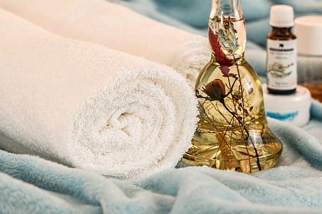 Sauna-Handtuch neben Glocke und Kosmetika