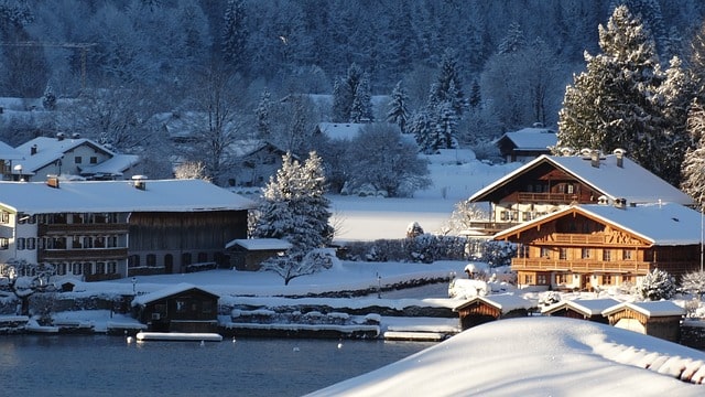 Tegernsee mit verschneiten Häusern und Landschaft