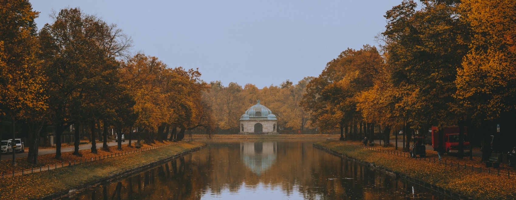 Nymphenburger Park im Herbst mit großem Teich, München