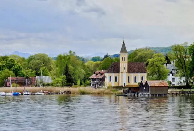 Ammersee, einer der vielen Seen rund um München, mit Blick auf Ufer mit Kirche und Häusern