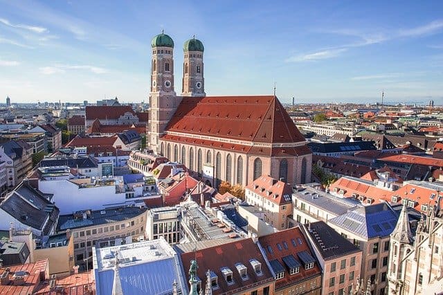 Blick aus Vogelperspektive auf Frauenkirche in München