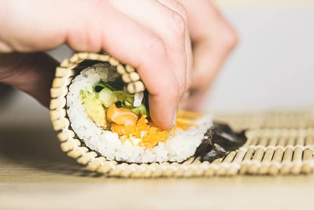 Sushi wird aufgerollt